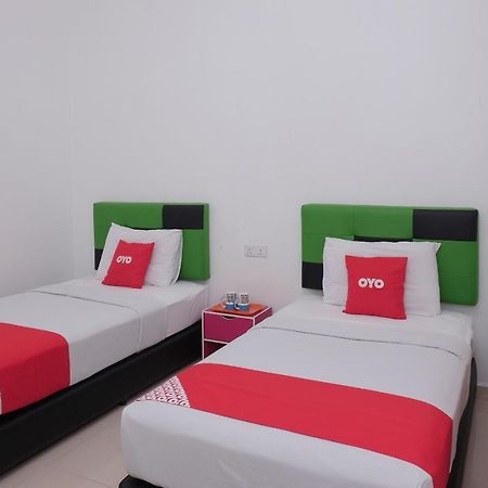 Oyo 90005 Dc Villa Guest House كوالا رومبين المظهر الخارجي الصورة