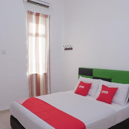 Oyo 90005 Dc Villa Guest House كوالا رومبين المظهر الخارجي الصورة