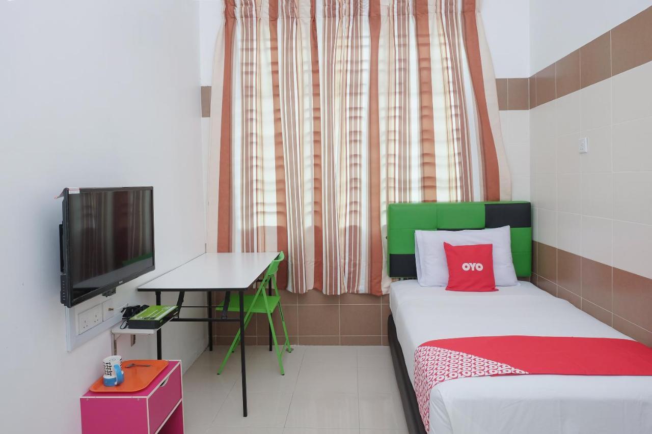 Oyo 90005 Dc Villa Guest House كوالا رومبين المظهر الخارجي الصورة