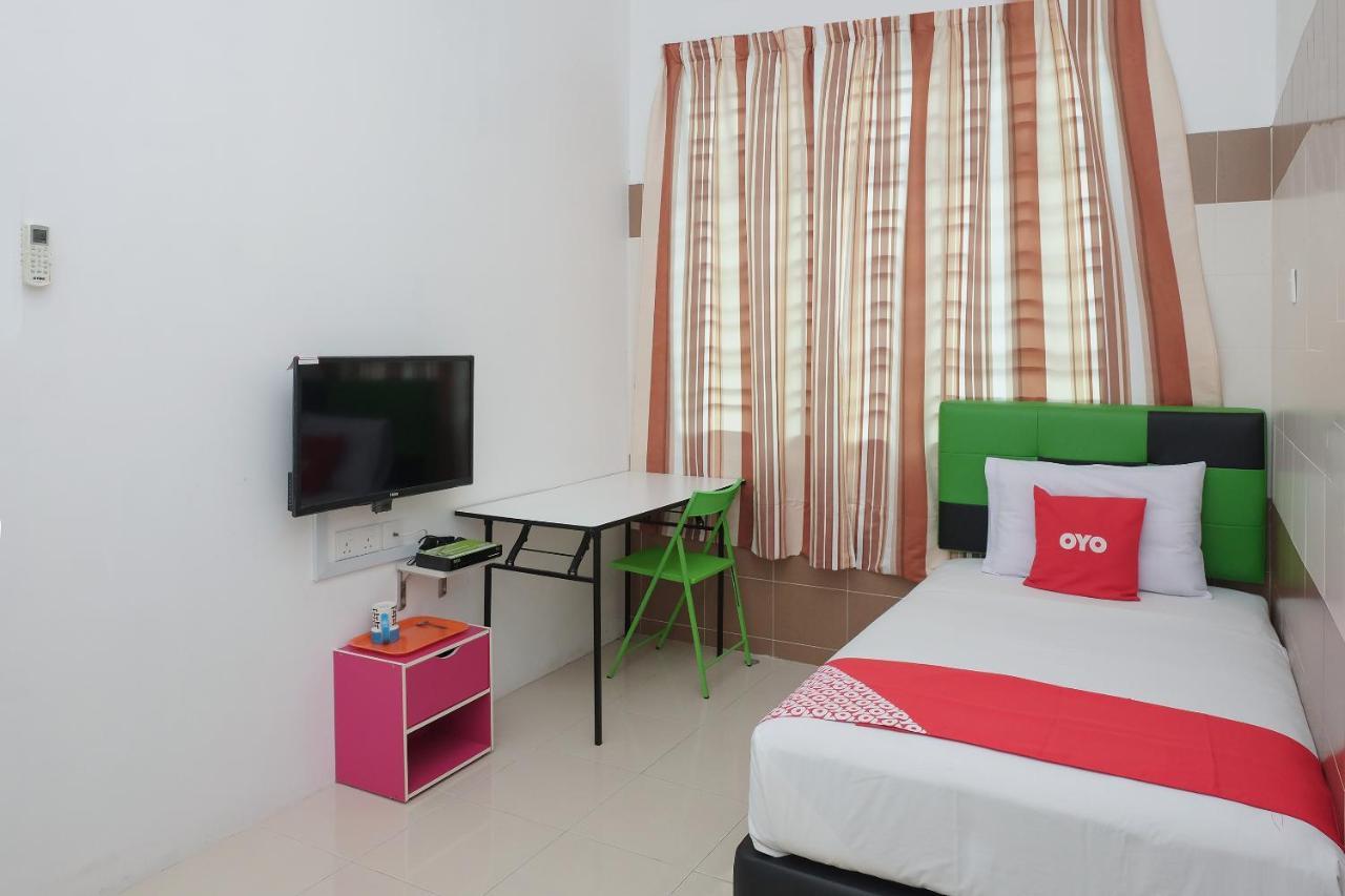Oyo 90005 Dc Villa Guest House كوالا رومبين المظهر الخارجي الصورة