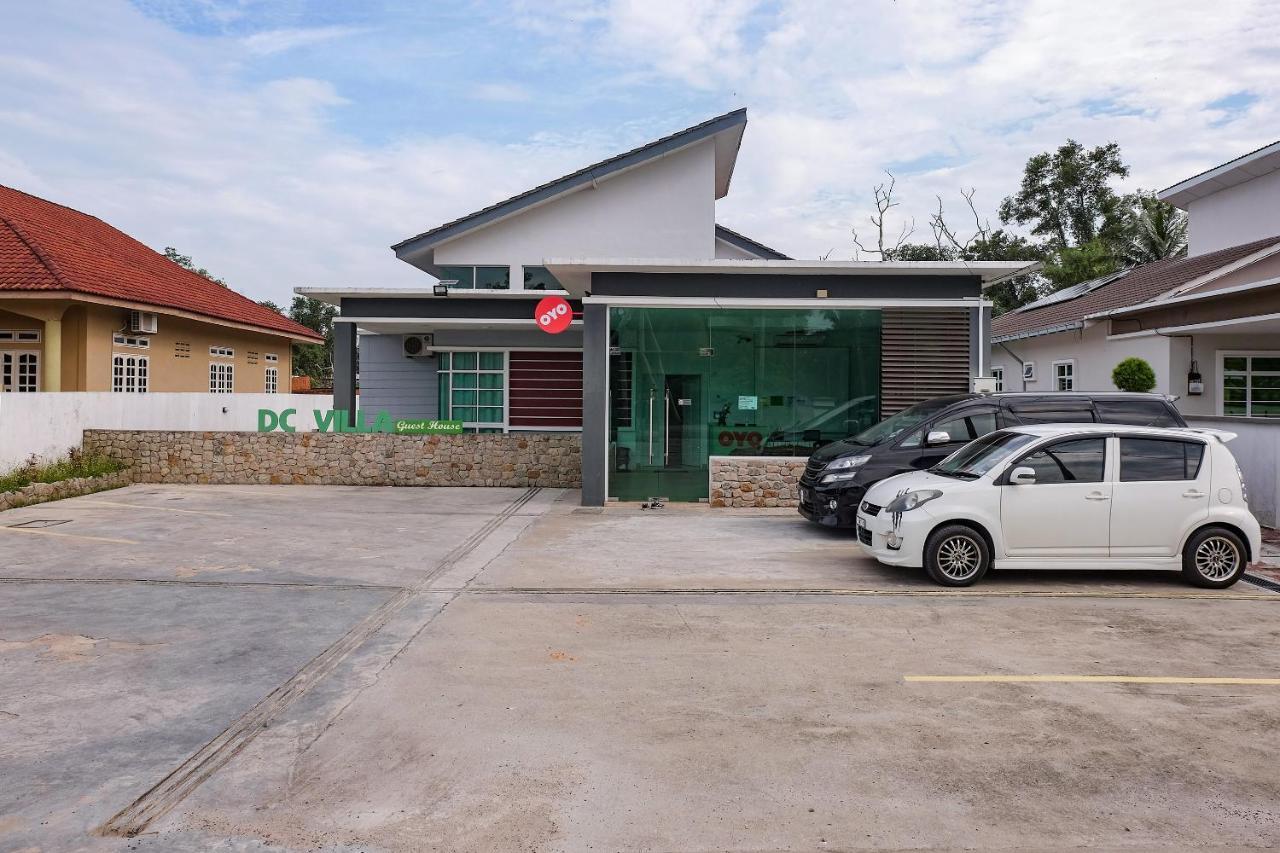 Oyo 90005 Dc Villa Guest House كوالا رومبين المظهر الخارجي الصورة