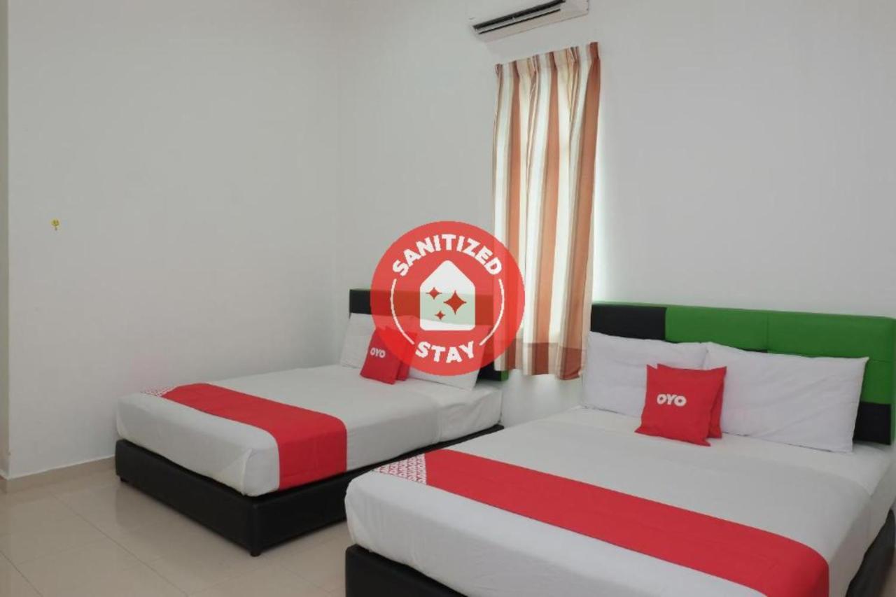 Oyo 90005 Dc Villa Guest House كوالا رومبين المظهر الخارجي الصورة