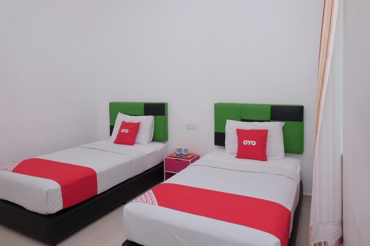 Oyo 90005 Dc Villa Guest House كوالا رومبين المظهر الخارجي الصورة