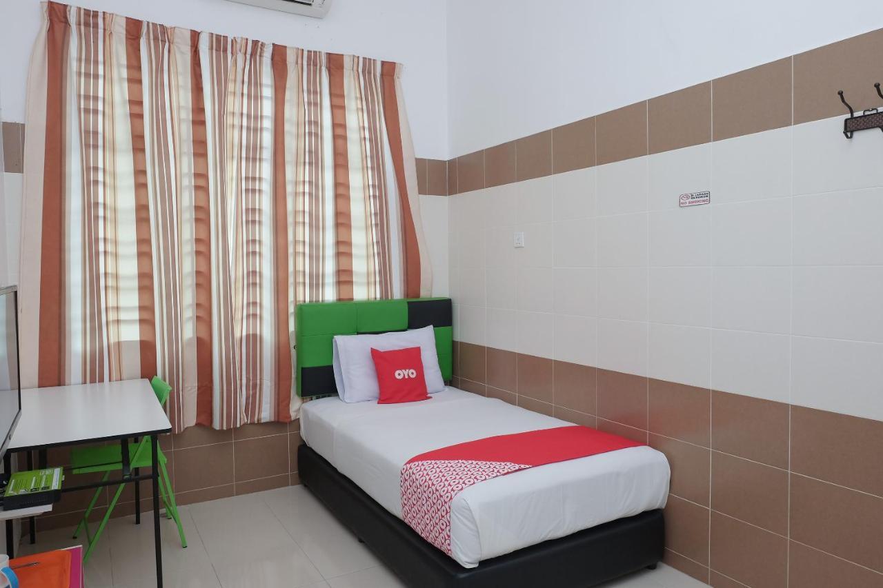 Oyo 90005 Dc Villa Guest House كوالا رومبين المظهر الخارجي الصورة