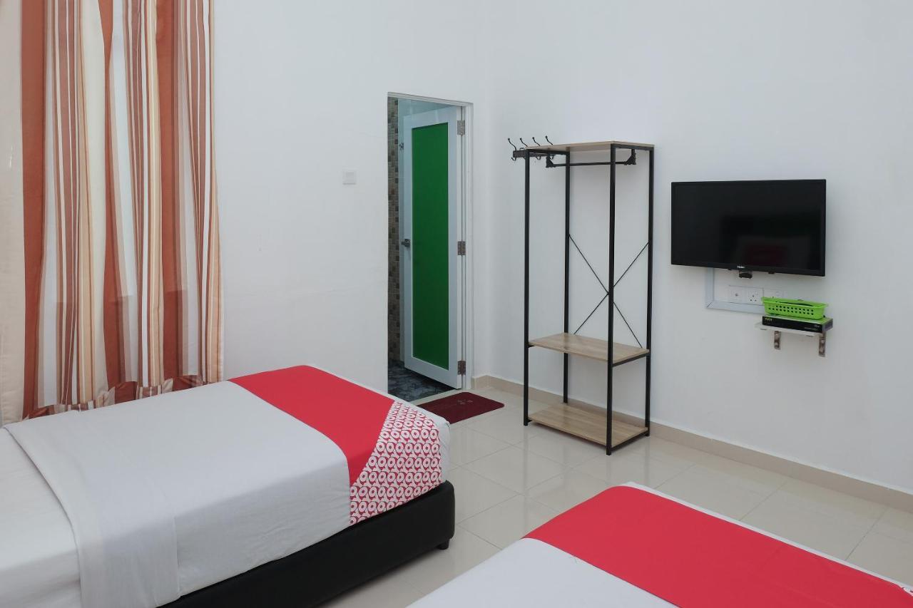 Oyo 90005 Dc Villa Guest House كوالا رومبين المظهر الخارجي الصورة