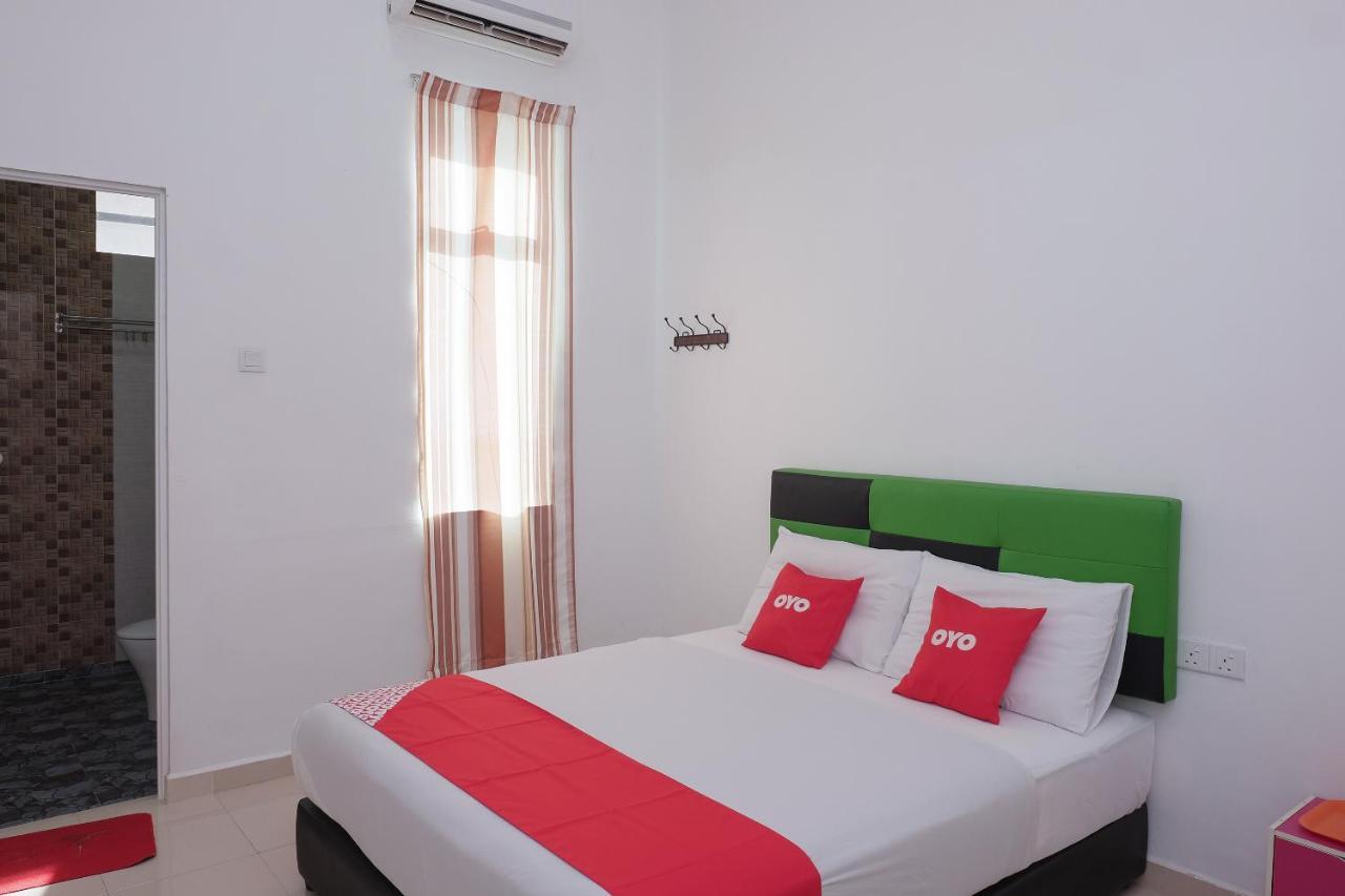 Oyo 90005 Dc Villa Guest House كوالا رومبين المظهر الخارجي الصورة