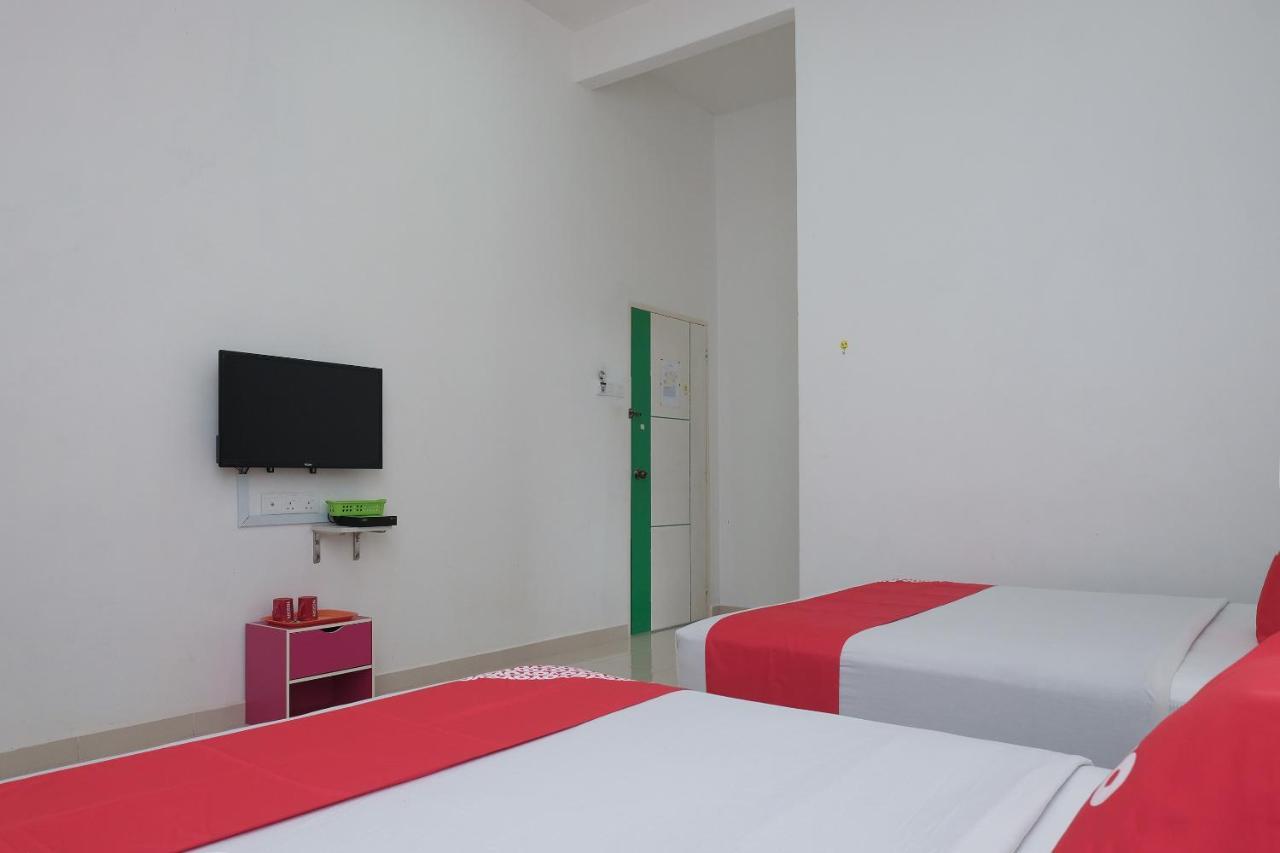 Oyo 90005 Dc Villa Guest House كوالا رومبين المظهر الخارجي الصورة