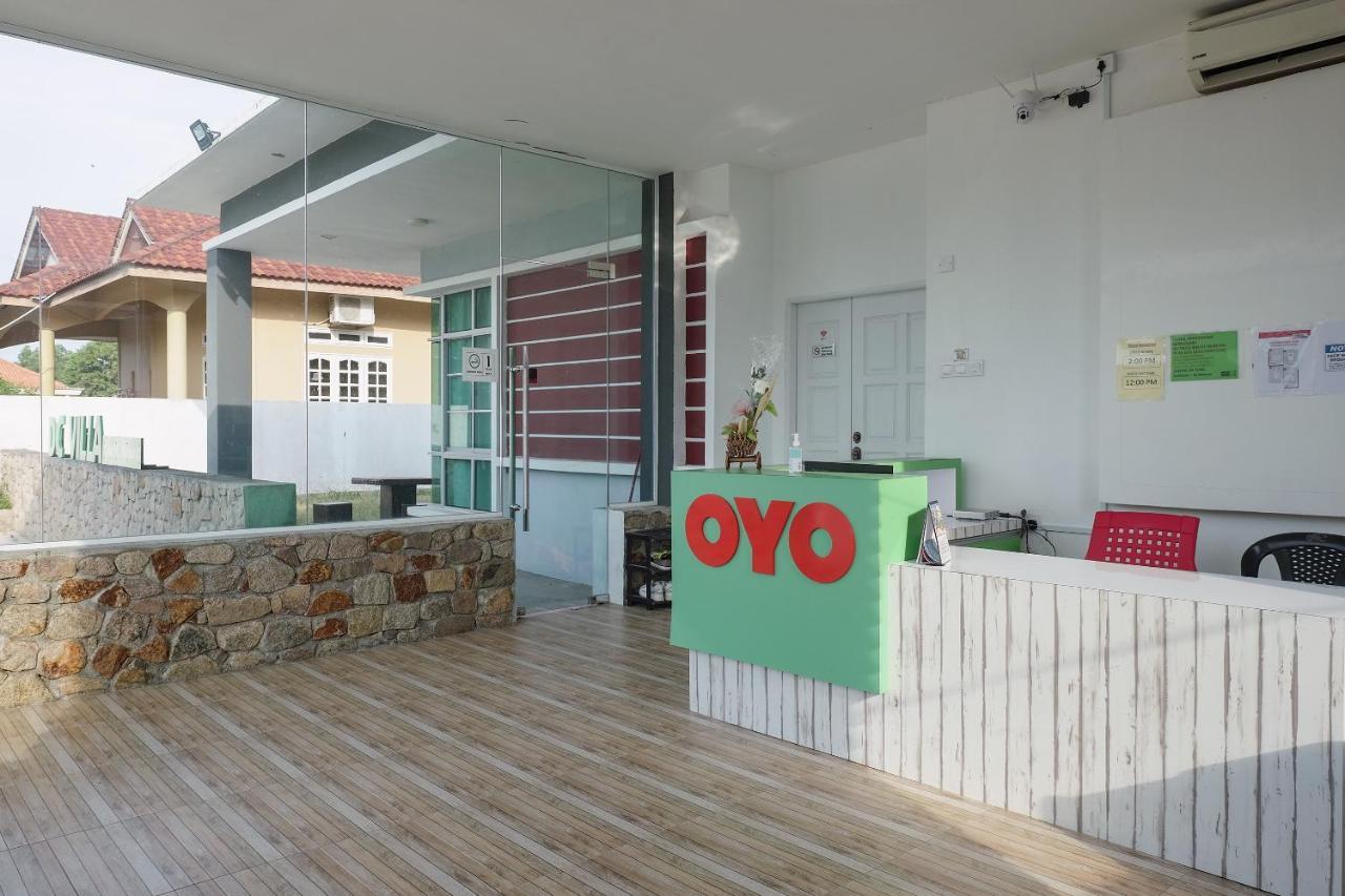 Oyo 90005 Dc Villa Guest House كوالا رومبين المظهر الخارجي الصورة