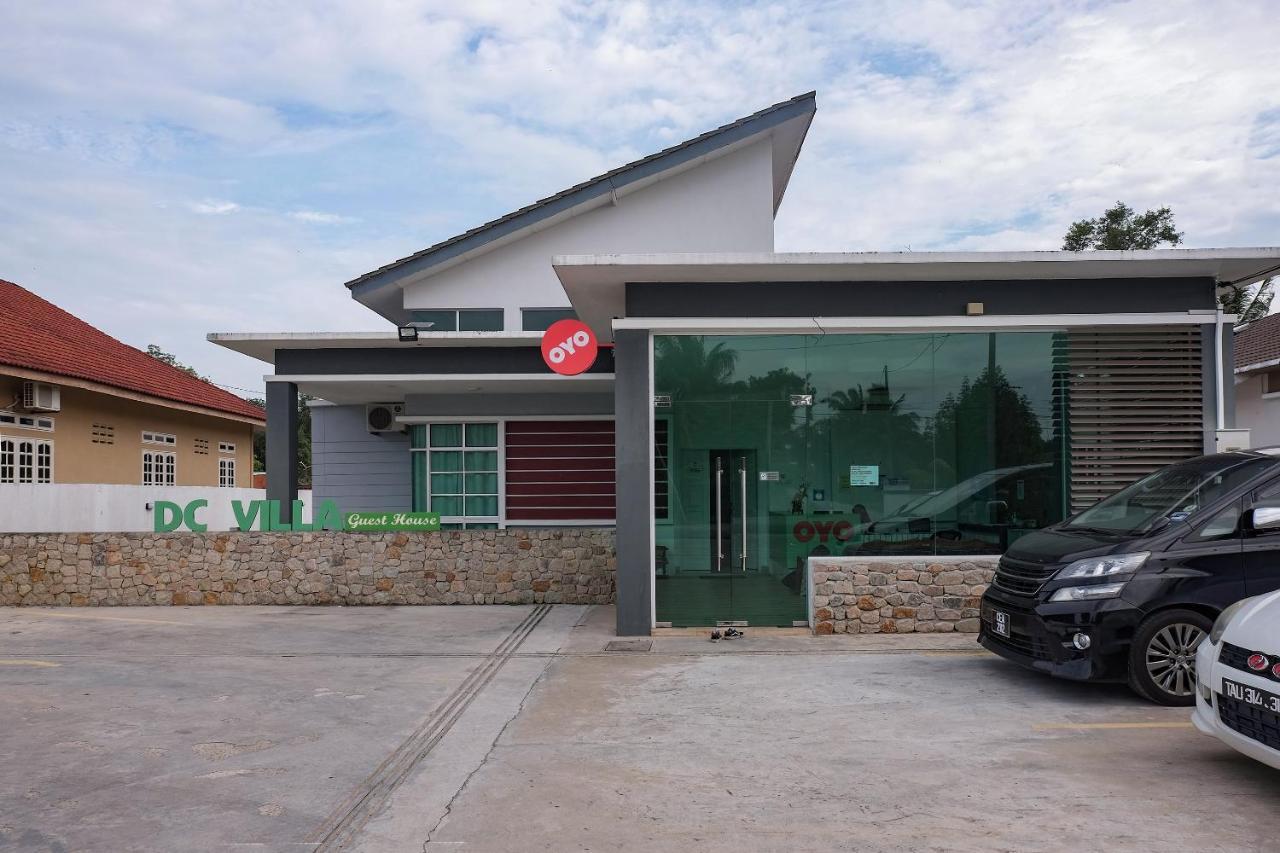 Oyo 90005 Dc Villa Guest House كوالا رومبين المظهر الخارجي الصورة