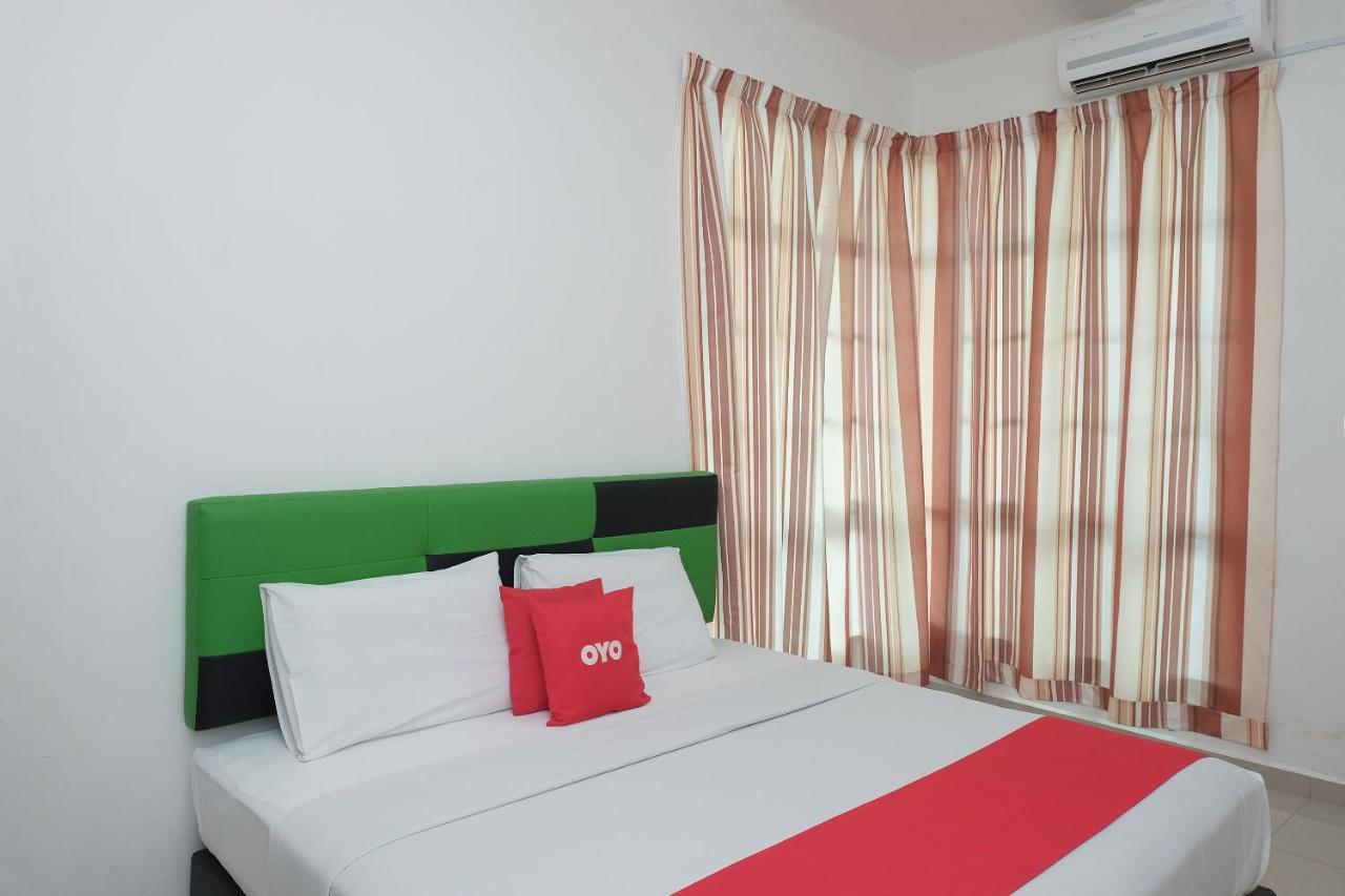 Oyo 90005 Dc Villa Guest House كوالا رومبين المظهر الخارجي الصورة