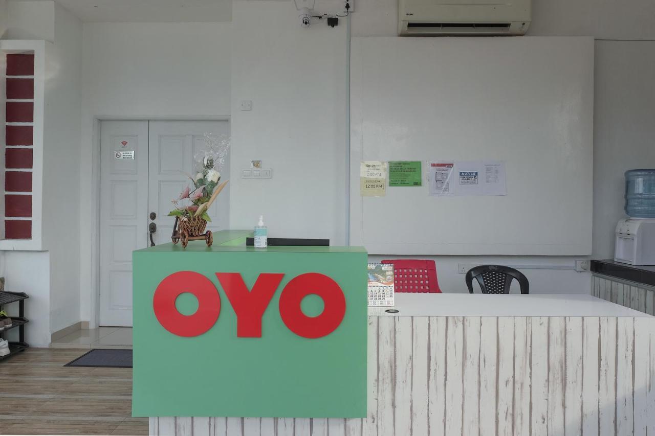 Oyo 90005 Dc Villa Guest House كوالا رومبين المظهر الخارجي الصورة